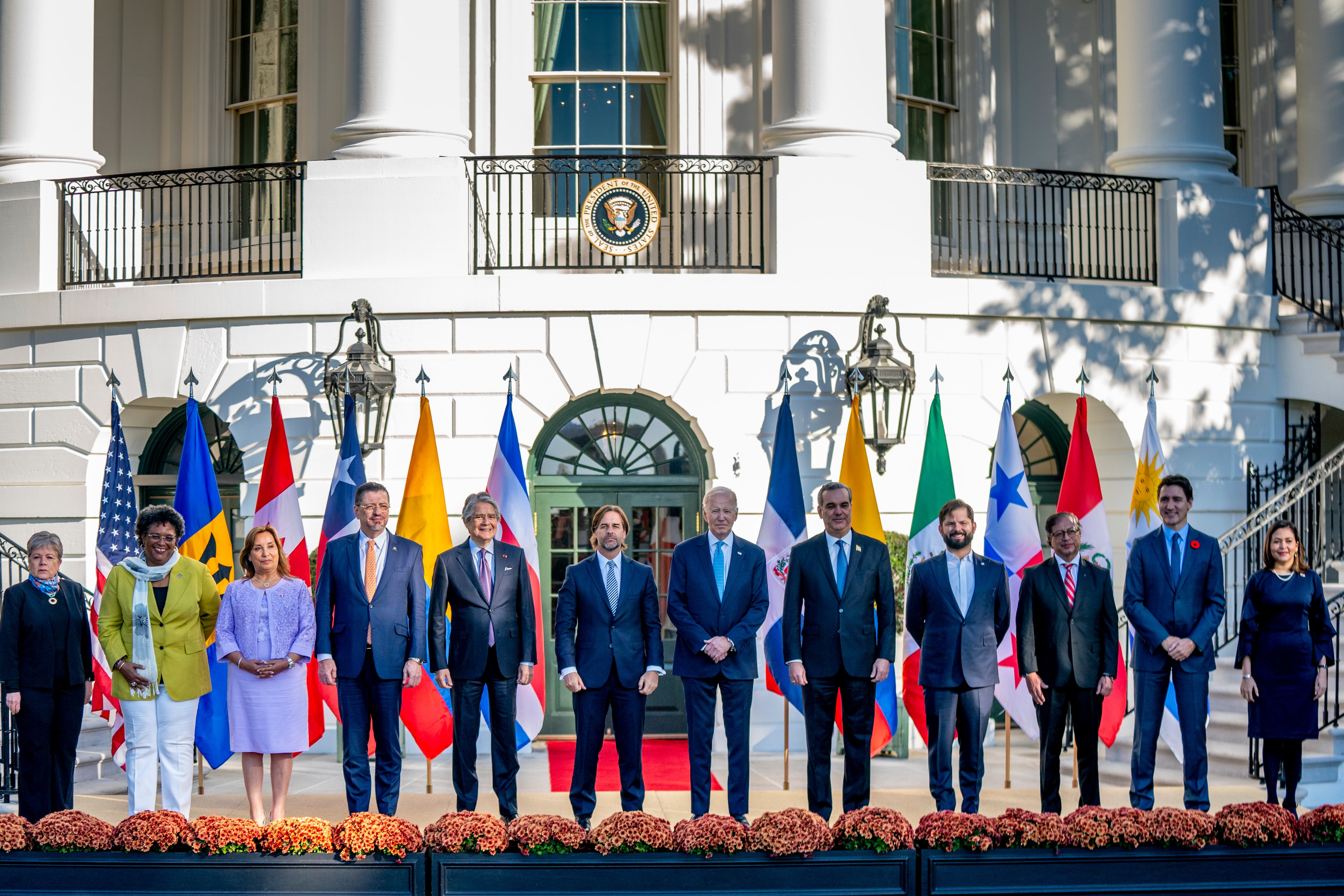 -FOTODELDÍA- WASHINGTON (ESTADOS UNIDOS), 03/11/2023.- (i-d) La ministra de Relaciones Exteriores de México, Alicia Bárcena; la primera ministra de Barbados, Mia Amor Mottley; la presidenta de Perú, Dina Boluarte; el presidente de Costa Rica, Rodrigo Chaves Robles; el presidente de Ecuador, Guillermo Lasso; el presidente de Uruguay, Luis Lacalle Pou; el presidente de Estados Unidos, Joe Biden; el Presidente de la República Dominicana, Luis Abinader; el presidente de Chile, Gabriel Boric; el presidente de Colombia, Gustavo Petro; el primer Ministro de Canadá, Justin Trudeau, y la ministra de Relaciones Exteriores de Panamá, Janaina Tewaney Mencomo, posan para una fotografía familiar este viernes, en la Cumbre inaugural de Líderes de la Asociación para la Prosperidad Económica de las Américas el El Pórtico Sur de la Casa Blanca en Washington(EEUU). La cumbre tiene como objetivo profundizar el beneficio mutuo en el comercio, la manufactura, la inmigración y otros sectores entre las naciones del hemisferio occidental. EFE/EPA/SHAWN THEW