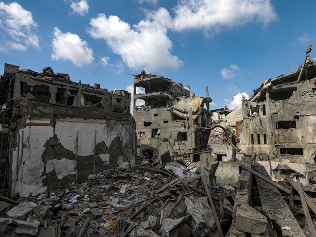-FOTODELDÍA- GAZA, 16/10/2023.- Casas destruidas tras un bombardeo israelí en el este de la ciudad de Gaza, este lunes. Israel advirtió a los ciudadanos de Gaza de que debían desplazarse al sur de la franja antes del inicio de lo que se espera sea una invasión terrestre. Más de 3000 palestinos y 1300 israelíes han fallecido según datos oficiales de ambas partes desde el pasado 7 de octubre, momento en el que Hamas comenzó un ataque en territorio israelí. EFE/EPA/MOHAMMED SABER