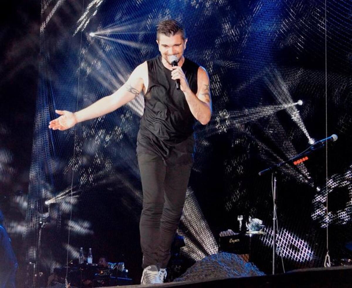 Como lo hizo en otras ciudades de la gira, Juanes entonó la canción Odio por Amor en versión local. Esta vez fue el turno del grupo Mochila Cantora que dijo “It’s time to change” al ritmo del torbellino.