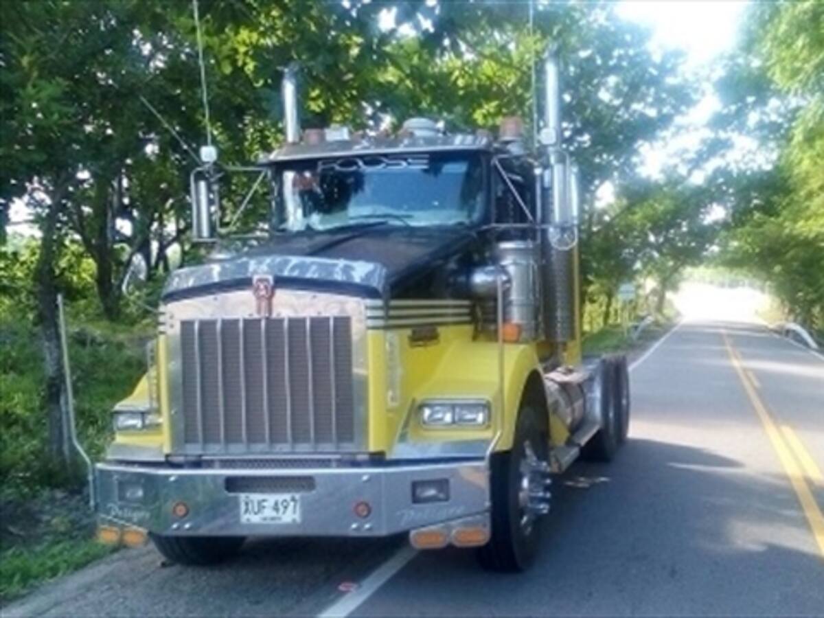 Mediante seguimiento satelital Policía recupera tractocamión en el Cesar