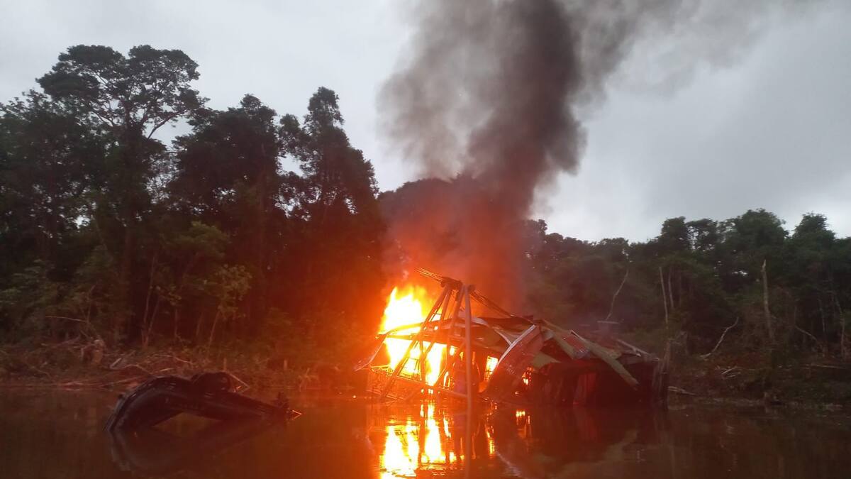 Golpe a la minería ilegal en Amazonas: 34 dragas destruidas dejó operación militar entre Colombia y Brasil