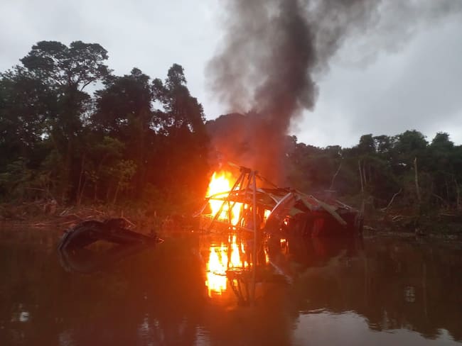 Golpe a la minería ilegal en Amazonas: 34 dragas destruidas dejó operación militar entre Colombia y Brasil