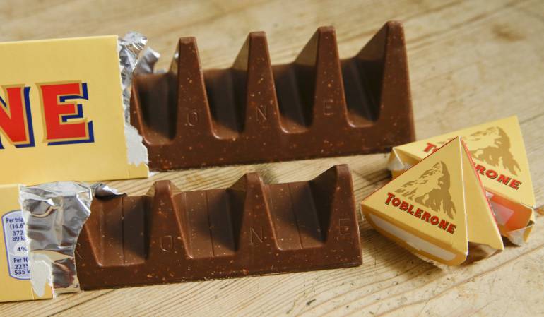 Dos barras de la marca Toblerone: al frente la nueva presentación reducida de 150 gramos y atrás la presentación antigua de 360 gramos, en una fotografía tomada en Londres el martes 8 de noviembre de 2016.