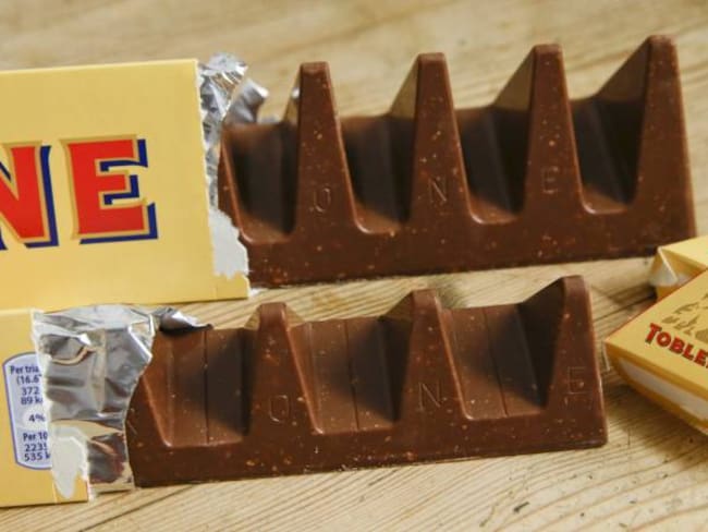 Dos barras de la marca Toblerone: al frente la nueva presentación reducida de 150 gramos y atrás la presentación antigua de 360 gramos, en una fotografía tomada en Londres el martes 8 de noviembre de 2016.