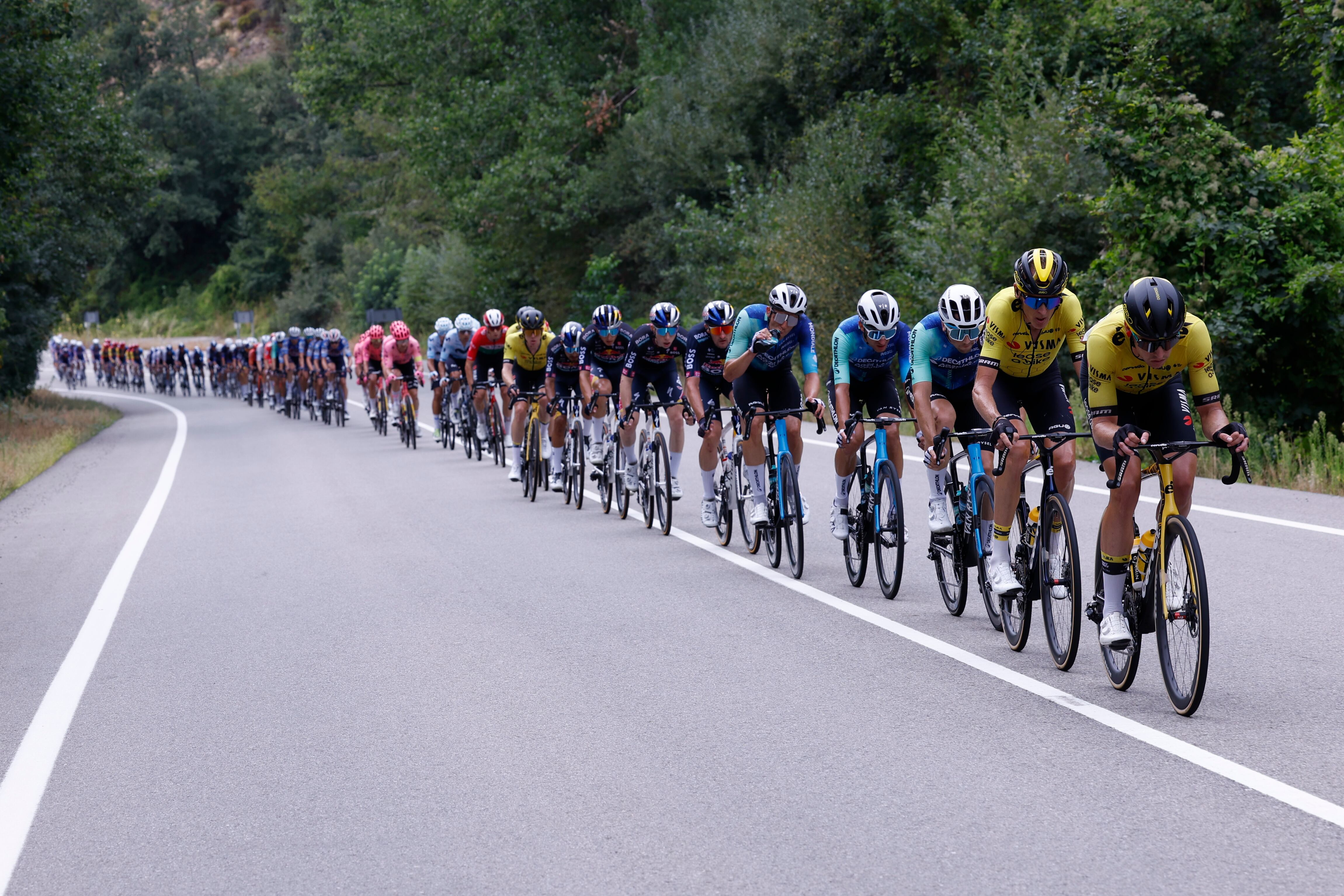 VILLAFRANCA DEL BIERZO (LEÓN), 31/08/2024.- El pelotón durante la decimocuarta etapa de la Vuelta ciclista a España, la más larga de esta edición con 200,5 kilómetros entre las localidades leonesas de Villafranca del Bierzo y Villablino y un trazado llano en su primera mitad y con una larga subida al puerto de Leitariegos, de primera categoría, a pocos kilómetros de la meta. EFE/Javier Lizón