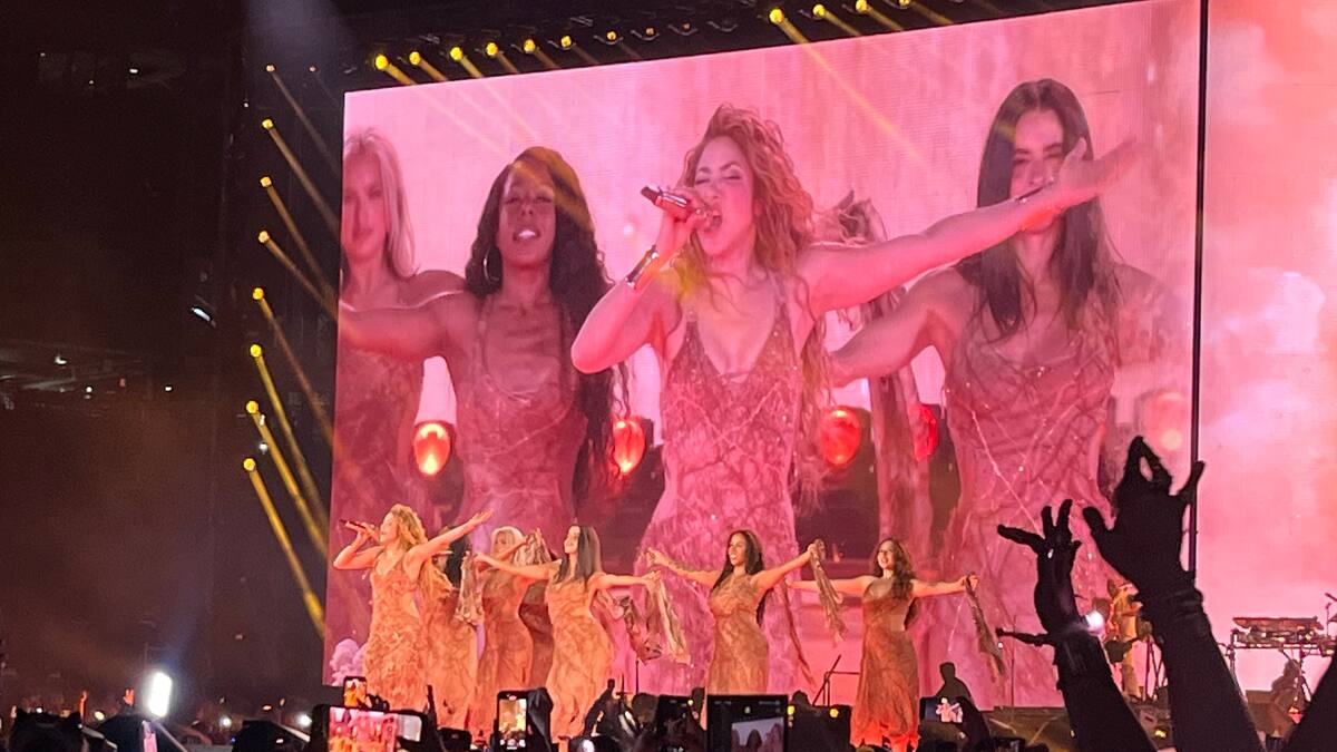 Shakira emociona a Montreal cantando en francés durante su gira mundial “Las Mujeres Ya No Lloran”
