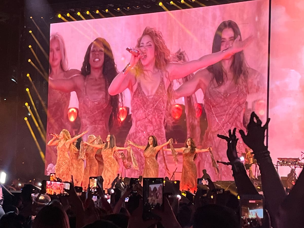 Shakira emociona a Montreal cantando en francés durante su gira mundial “Las Mujeres Ya No Lloran”