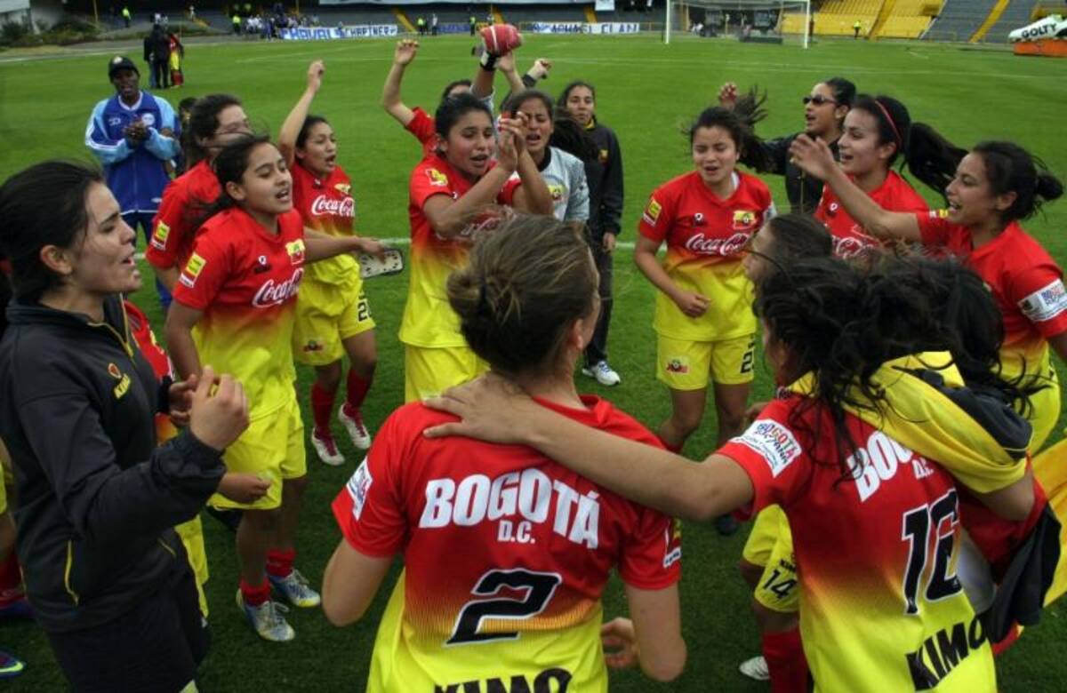 La Selección de Fútbol Femenino Sub20 de Bogotá, se coronó campeona del Campeonato Nacional de la categoría, luego de empatar 2-2 en la última fecha del cuadrangular final al representativo de Antioquia.
