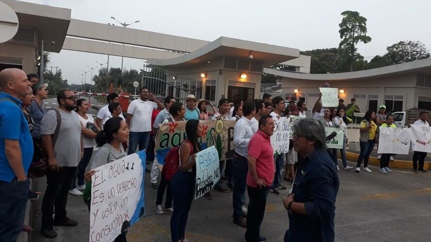 Comunidad protesta por la contaminación de las afluentes de la zona.. Foto: Suministrada por Oscar Sampayo.