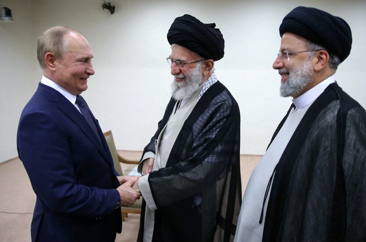 Vladimir Putin y el líder iraní Alí Jameneí durante una reunión en 2022. Crédito: AFP PHOTO / HO / KHAMENEI.IR