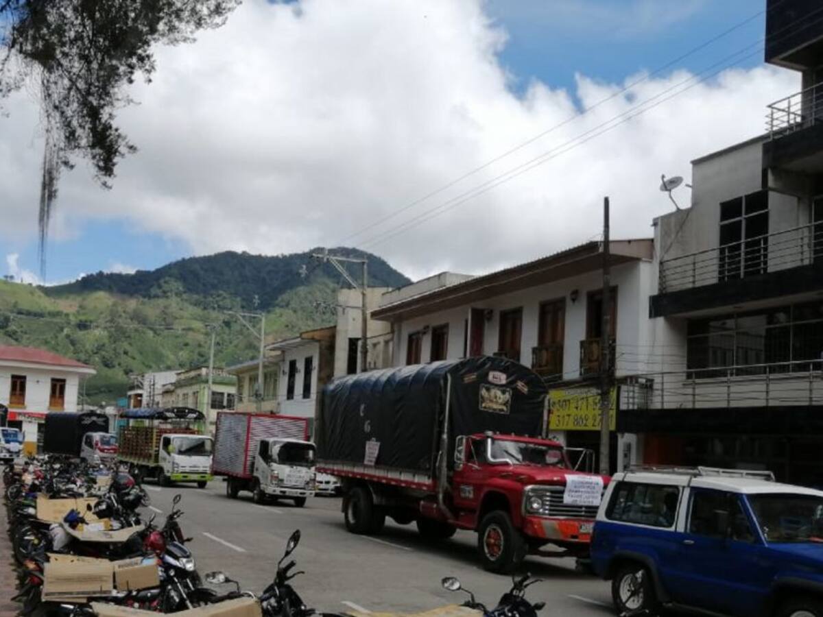 Transportadores del Tolima nuevamenteprotestan contra los peajes