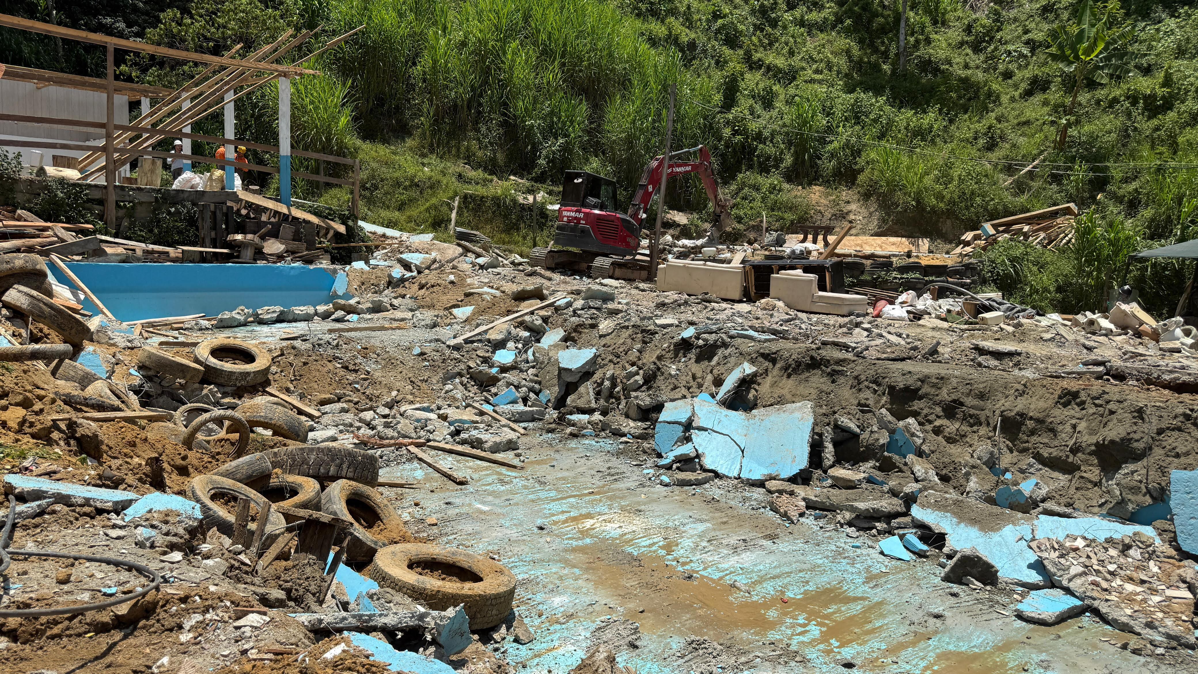 La intervención se realizó con maquinaria y personal especializado, que derribó muros y estructuras de madera. Foto: Alcaldía Distrital.
