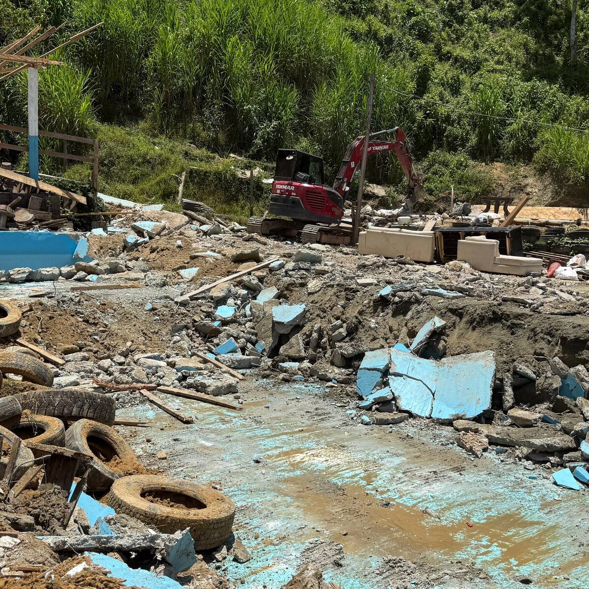 Demuelen piscinas y construcciones ilegales en el cerro de Las Tres Cruces de Medellín