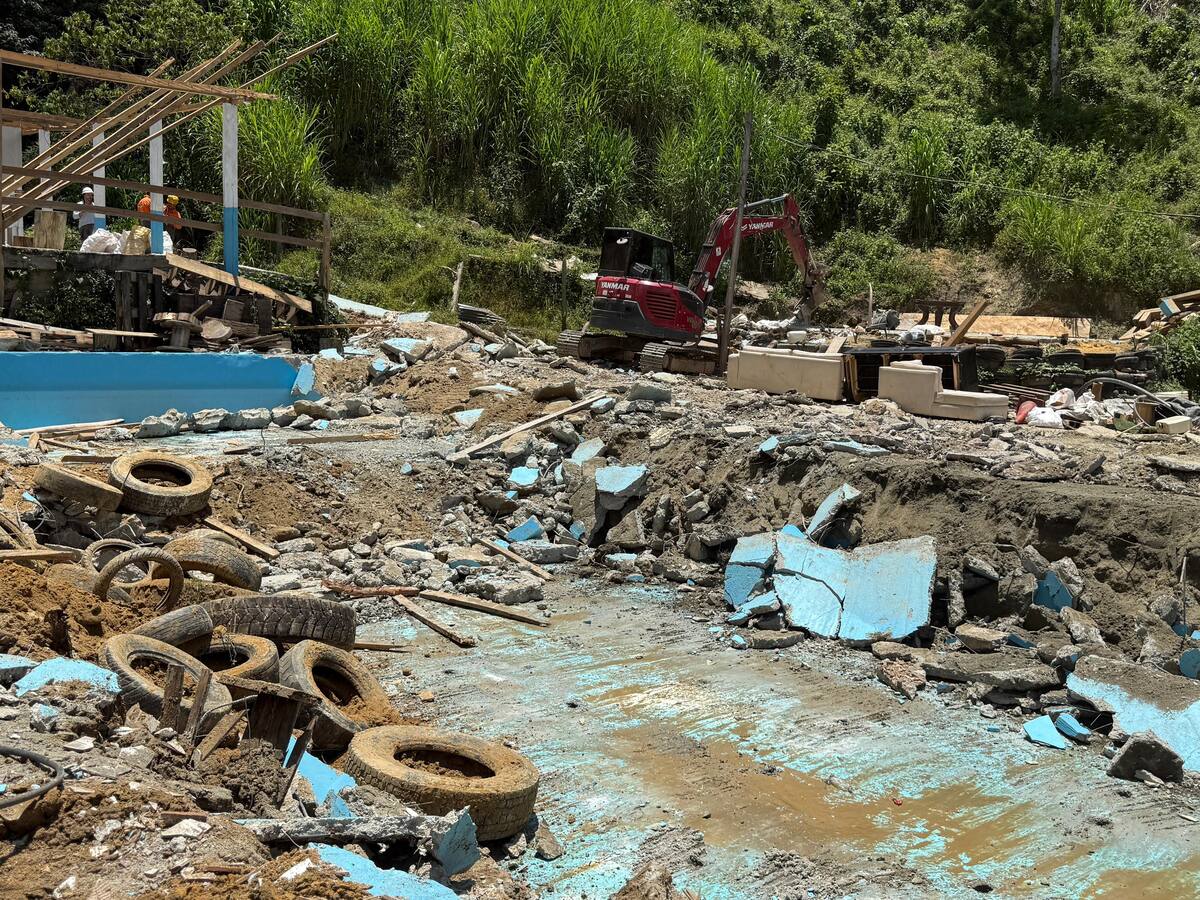 Demuelen piscinas y construcciones ilegales en el cerro de Las Tres Cruces de Medellín