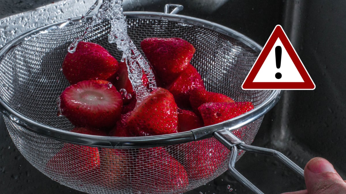 Un hombre lavando las fresas en el lavaplatos con agua de grifo (Getty Images)