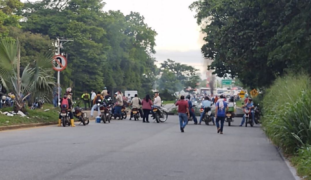 Bloquean la vía Bucaramanga – San Alberto 