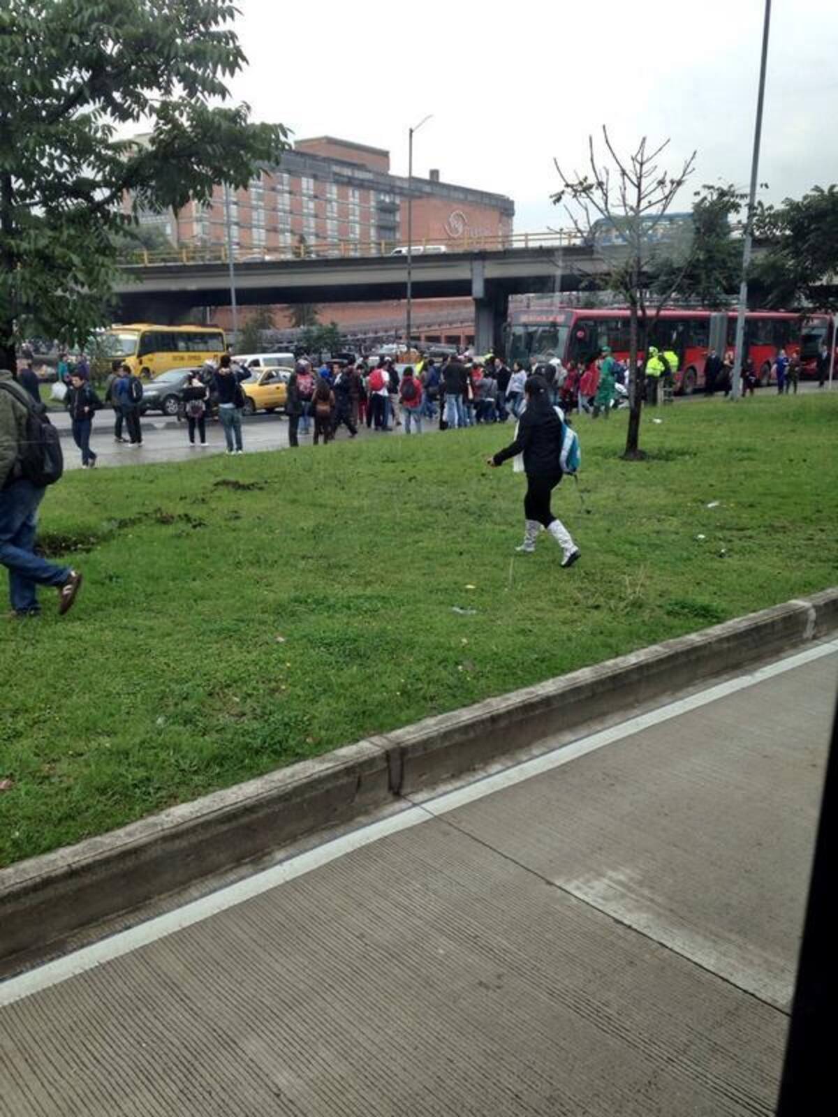 Por bloqueos en las estaciones y portales los bogotanos tienen que recorrer varios calles en busca de otro transprote.