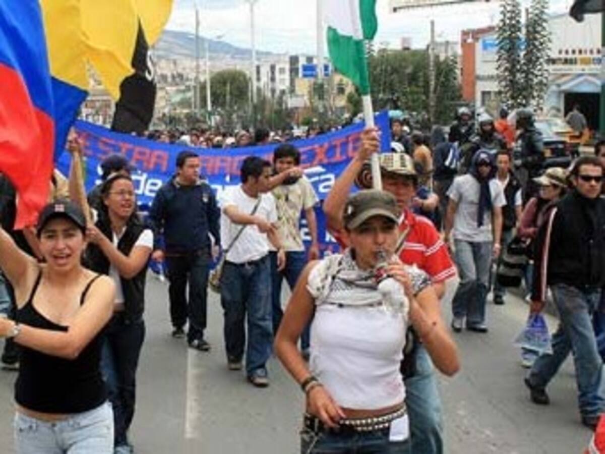 Santos pide a estudiantes no perder más tiempo y reactivar las clases lo antes posible