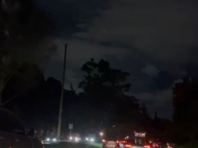 Hay fallas en alumbrado público de la Carrera Séptima en Bogotá por intento de robo de luminarias. Foto: Caracol Radio.