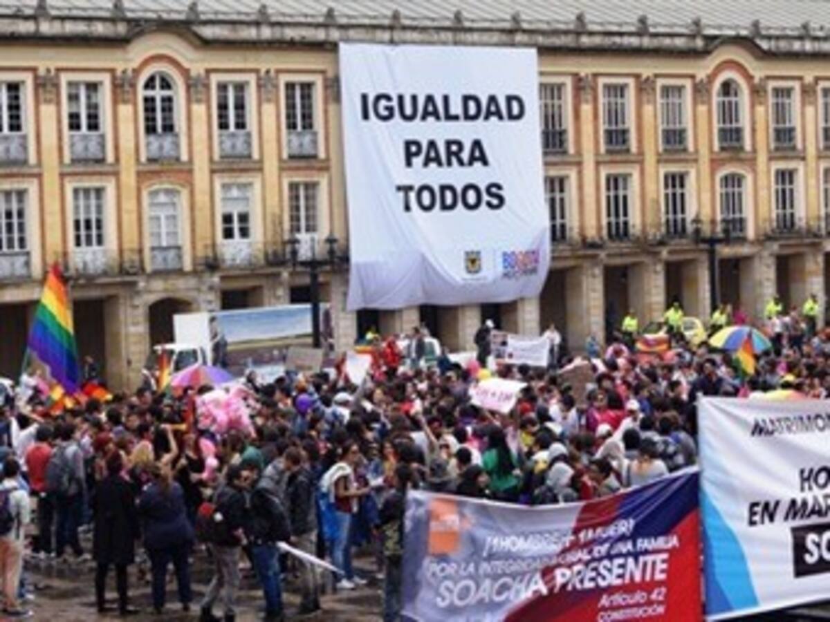Caracol Radio registra las manifestaciones pro y contra el matrimonio gay dentro y fuera del Congreso