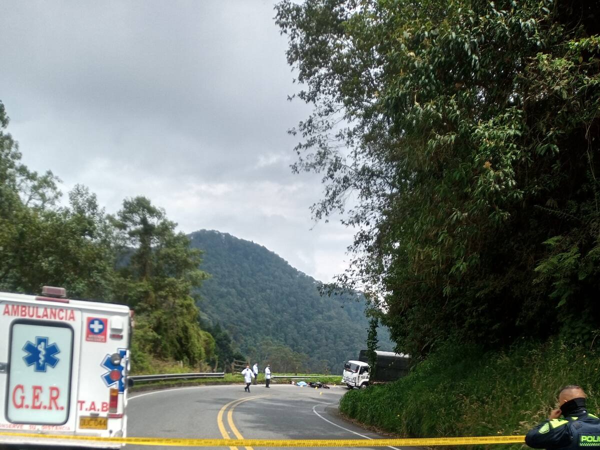 Una joven de 19 años falleció en la carretera entre Manizales y Fresno al chocar contra un camión