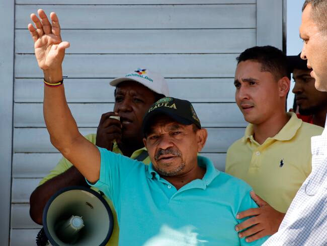 AME5631. VALLEDUPAR (COLOMBIA), 09/11/2023.- Luis Manuel Díaz Jiménez, padre del futbolista colombiano Luis Díaz, saluda a la multitud, entre familiares, amigos y curiosos, que lo recibió hoy en su casa luego de ser liberado tras permanecer secuestrado doce días por la guerrilla del Ejército de Liberación Nacional (ELN), en Valledupar (Colombia). Una camioneta negra transportó al recién liberado desde Valledupar, capital del departamento del Cesar, donde aterrizó el helicóptero que lo trajo de regreso a la libertad hasta Barrancas, el pueblo de La Guajira donde vive la familia. EFE/ Ricardo Maldonado Rozo