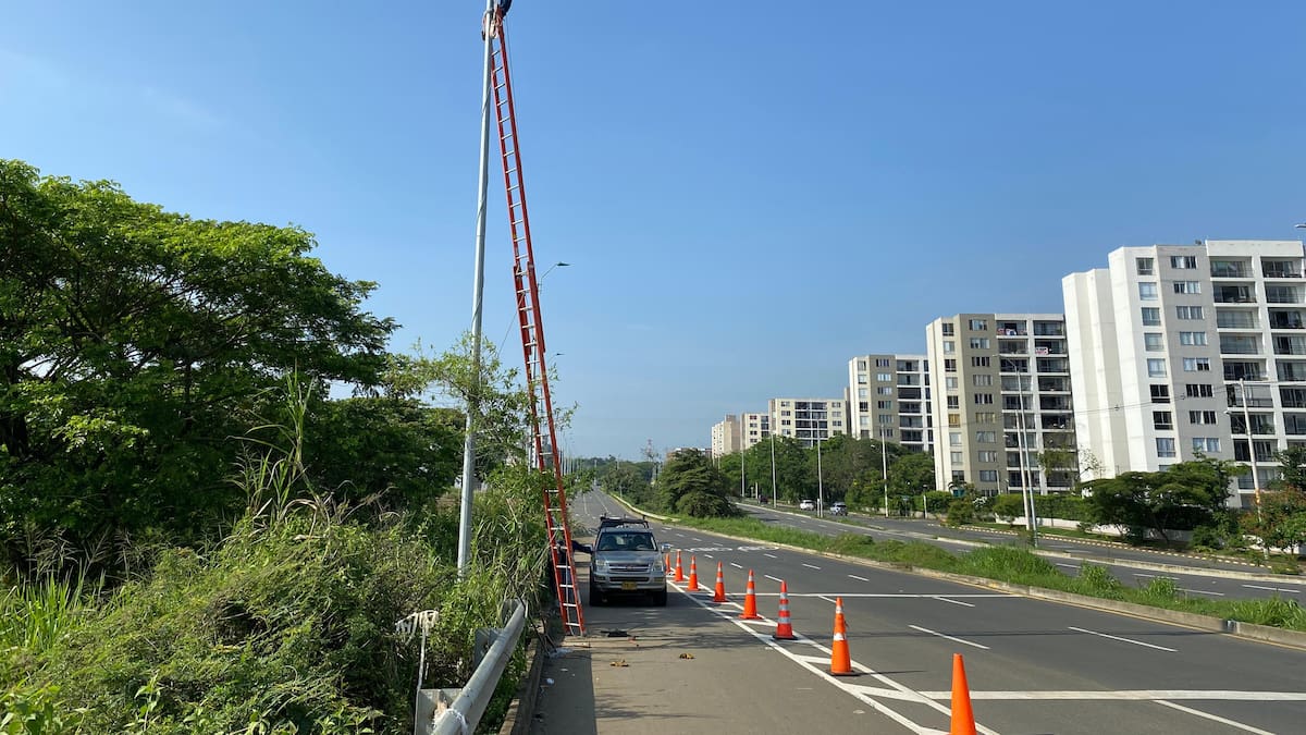 Instalación de luminarias LED en puente de Bochalema busca mejorar visual de conductores
