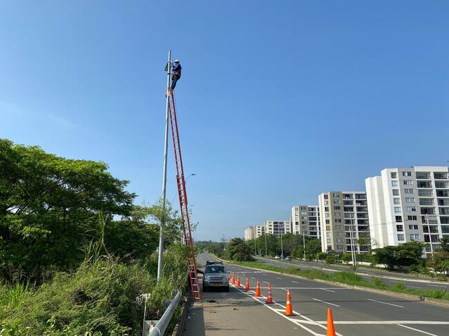 Instalación de luminarias LED de EMCALI en Bochalema, sur de Cali