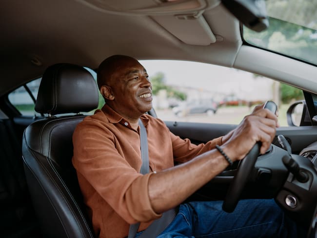 Imagen de referencia a persona manejando/ Getty Images
