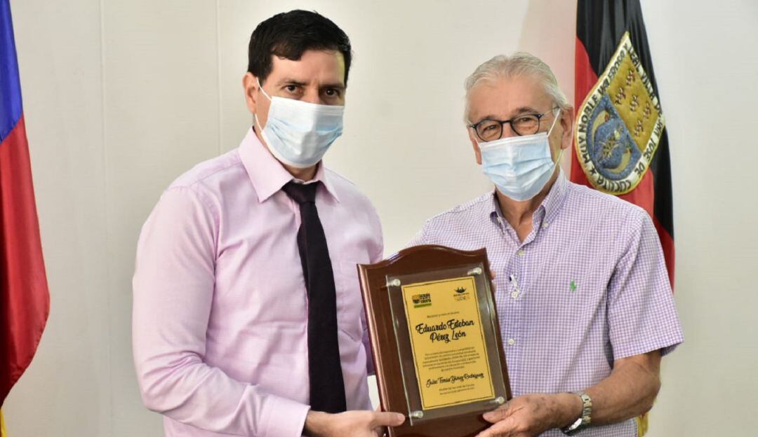 Entregan reconocimiento a docente nominado como ‘mejor maestro del mundo"