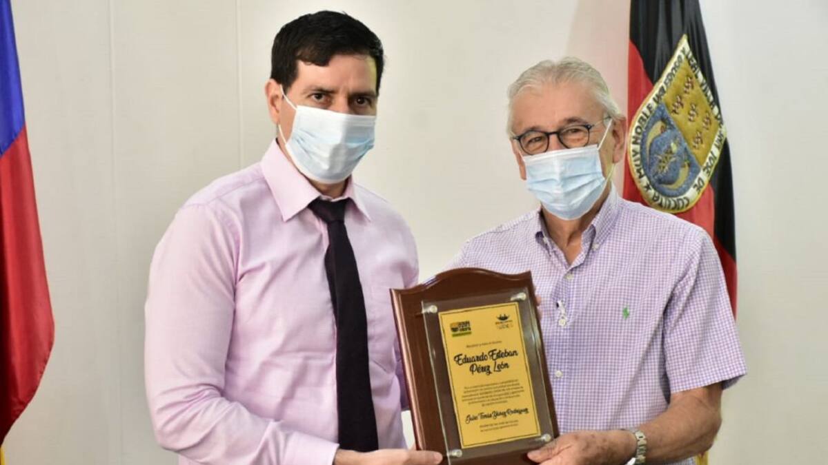 Entregan reconocimiento a docente nominado como ‘mejor maestro del mundo"