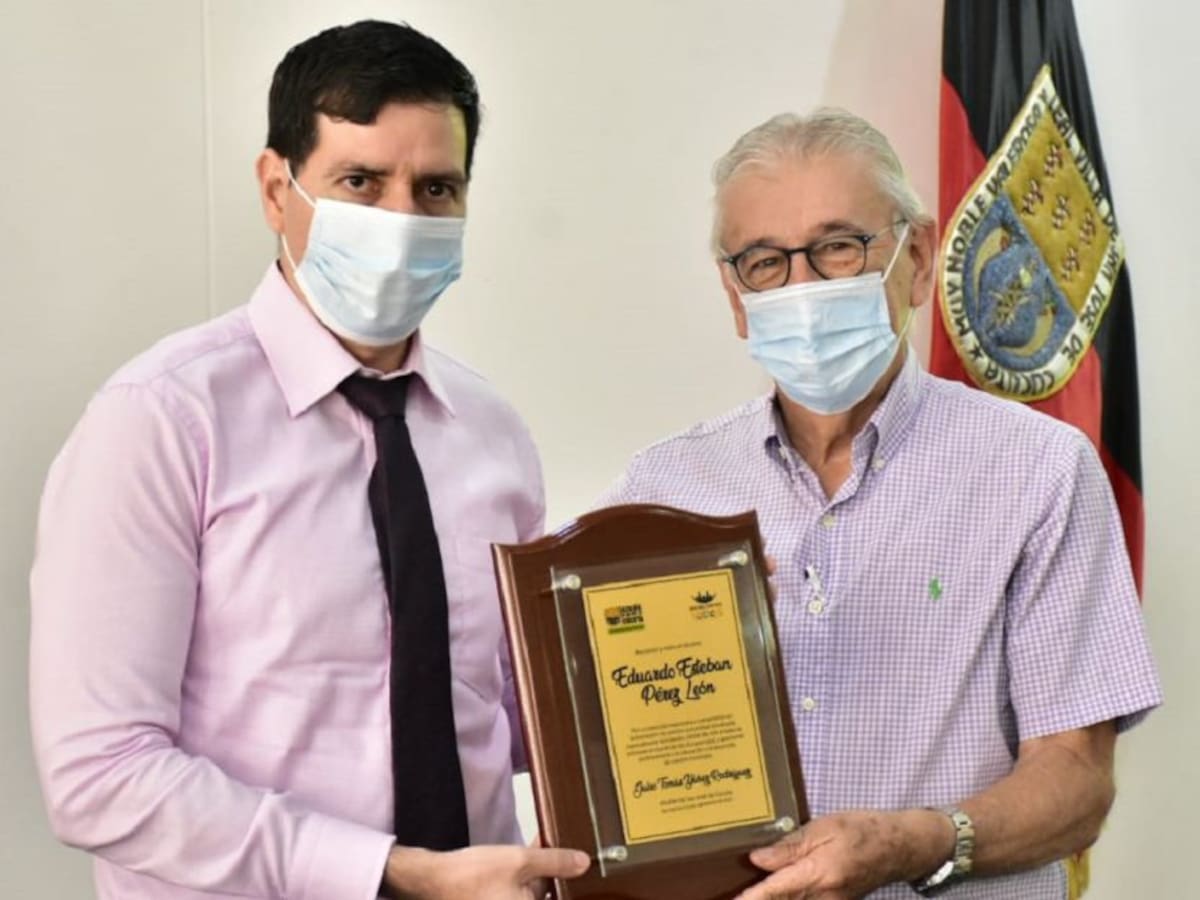 Entregan reconocimiento a docente nominado como ‘mejor maestro del mundo"