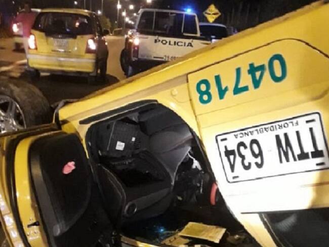 Piedras en la vía causaron el volcamiento de un taxi