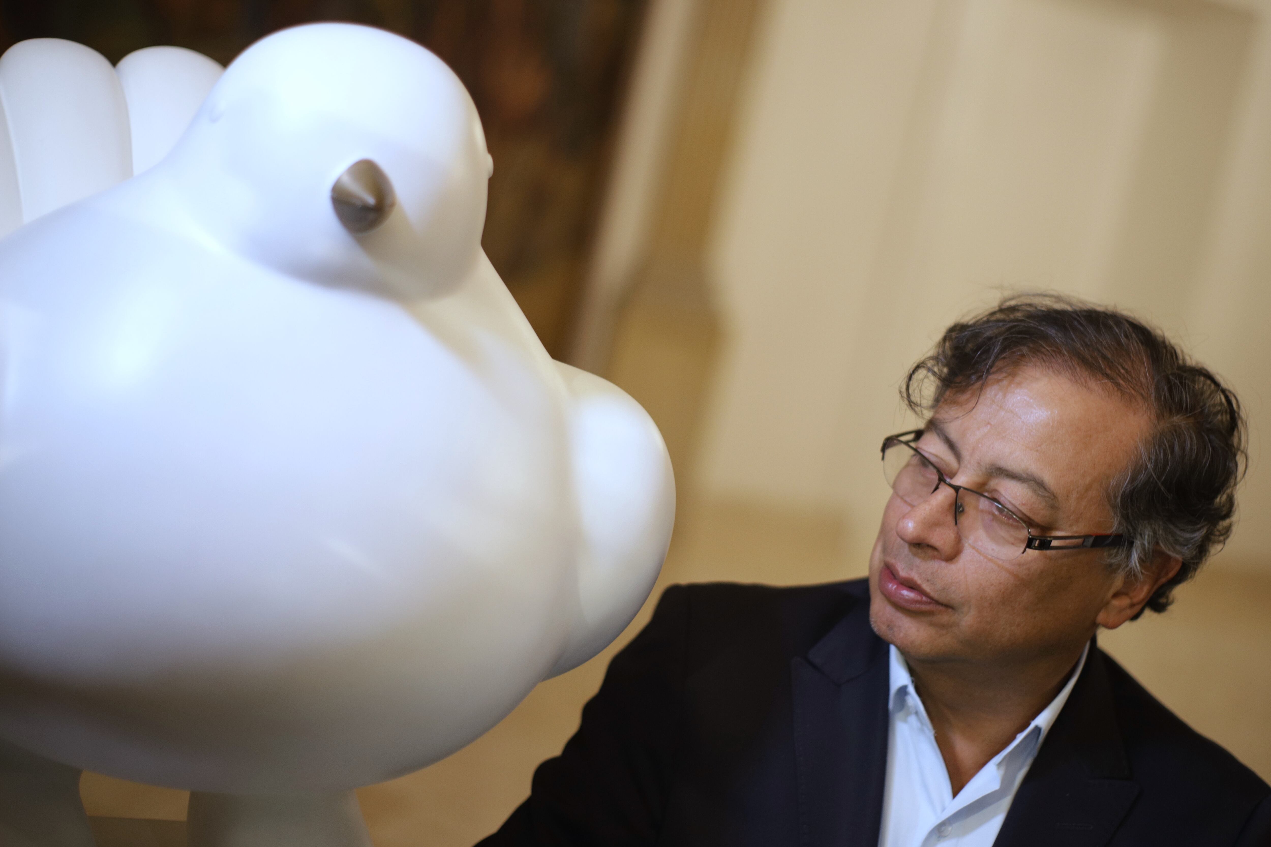 El presidente Gustavo Petro junto a la Paloma de la Paz Colprensa - Álvaro Tavera)