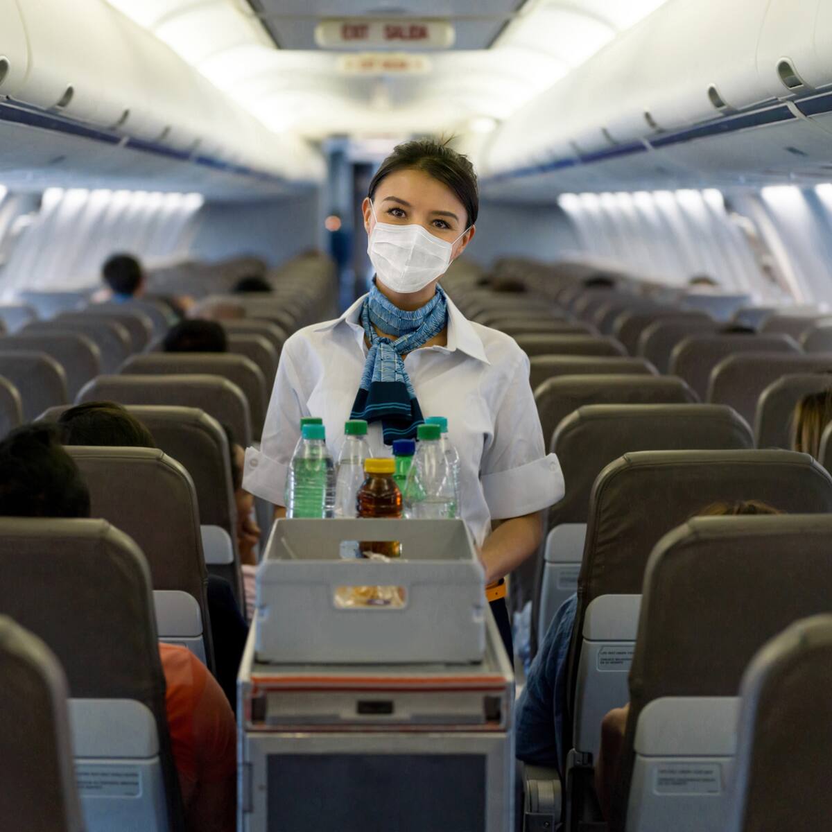 ¿Cuánto vale estudiar para ser azafata o asistente de vuelo en Colombia?