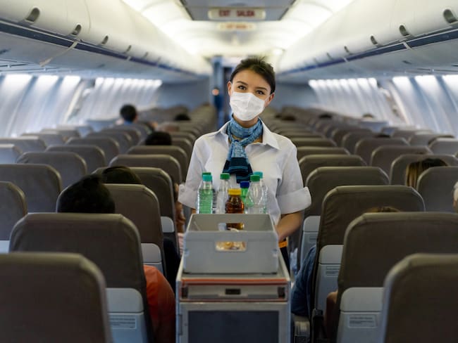 ¿Por qué es recomendable no llevar líquidos al subirse a un avión? // Getty Images