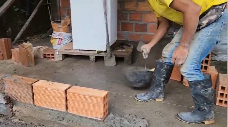 Los uniformados se convirtieron en oficiales y maestros de construcción improvisados.