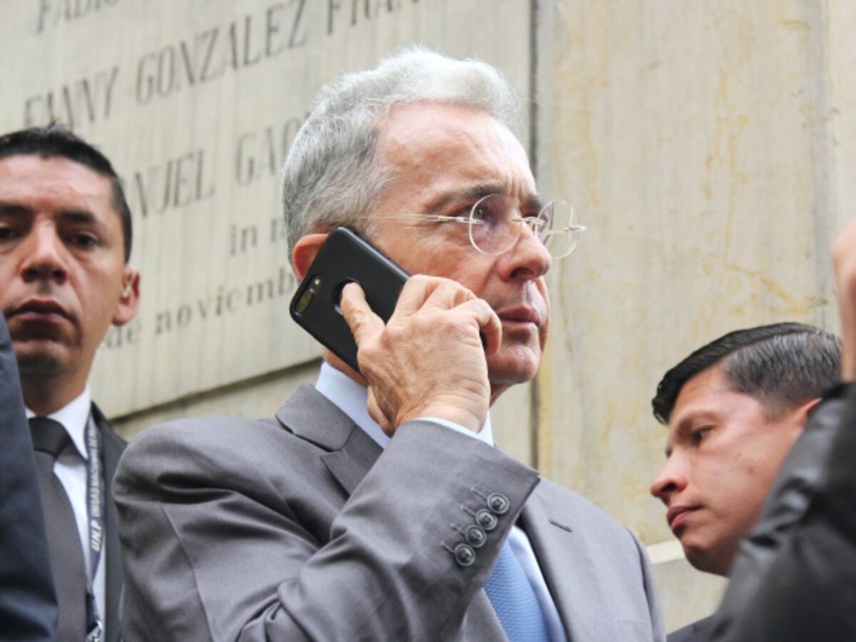 Uribe cambiará de línea telefónica por persistentes amenazas