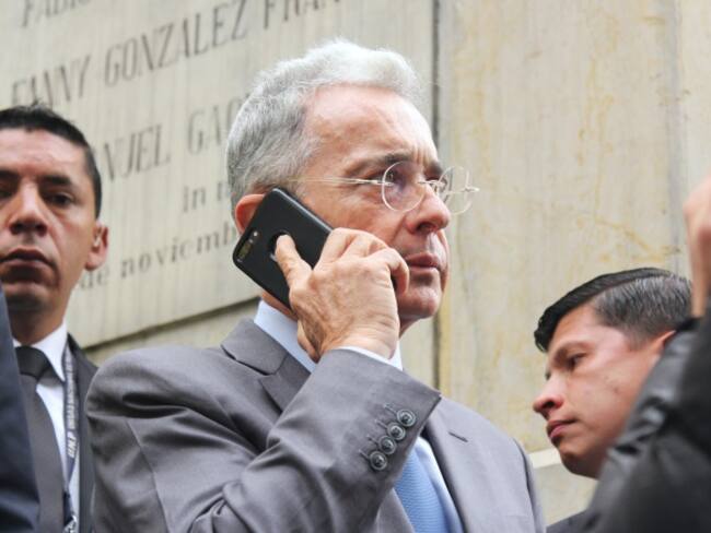 Uribe cambiará de línea telefónica por persistentes amenazas