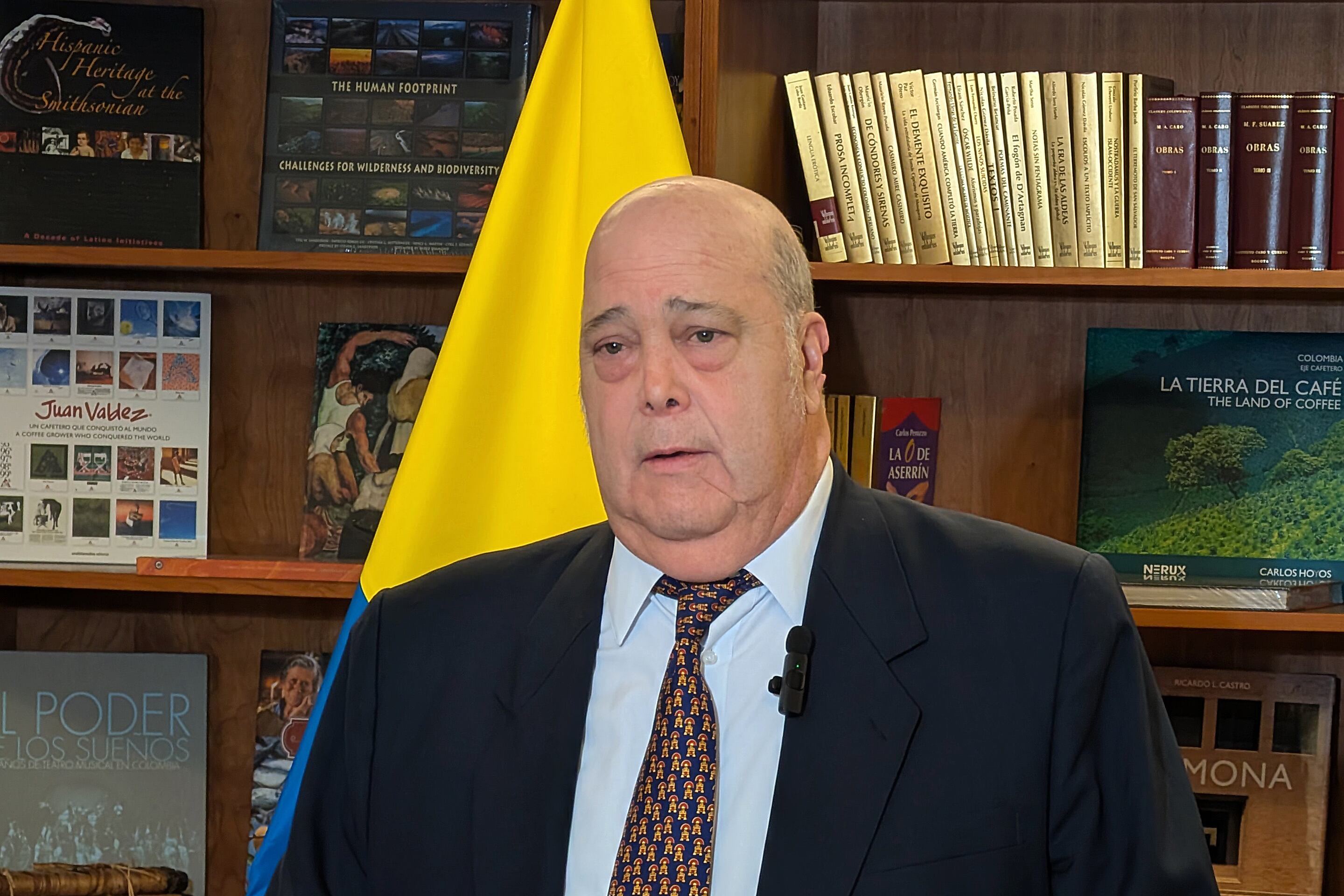 AME1614. WASHINGTON (ESTADOS UNIDOS), 08/07/2025.- El embajador de Colombia en Estados Unidos, Daniel García-Peña, habla durante una rueda de prensa este martes, en Washington (Estados Unidos). García-Peña regresó a Washington con el objetivo de enviar una señal de disposición por parte del Gobierno de Gustavo Petro para superar la crisis diplomática con la administración de Donald Trump. EFE/ Eduard Ribas Admetlla