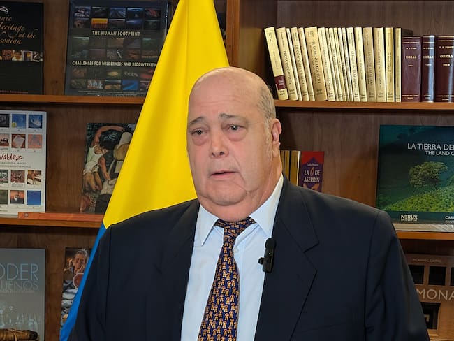 AME1614. WASHINGTON (ESTADOS UNIDOS), 08/07/2025.- El embajador de Colombia en Estados Unidos, Daniel García-Peña, habla durante una rueda de prensa este martes, en Washington (Estados Unidos). García-Peña regresó a Washington con el objetivo de enviar una señal de disposición por parte del Gobierno de Gustavo Petro para superar la crisis diplomática con la administración de Donald Trump. EFE/ Eduard Ribas Admetlla