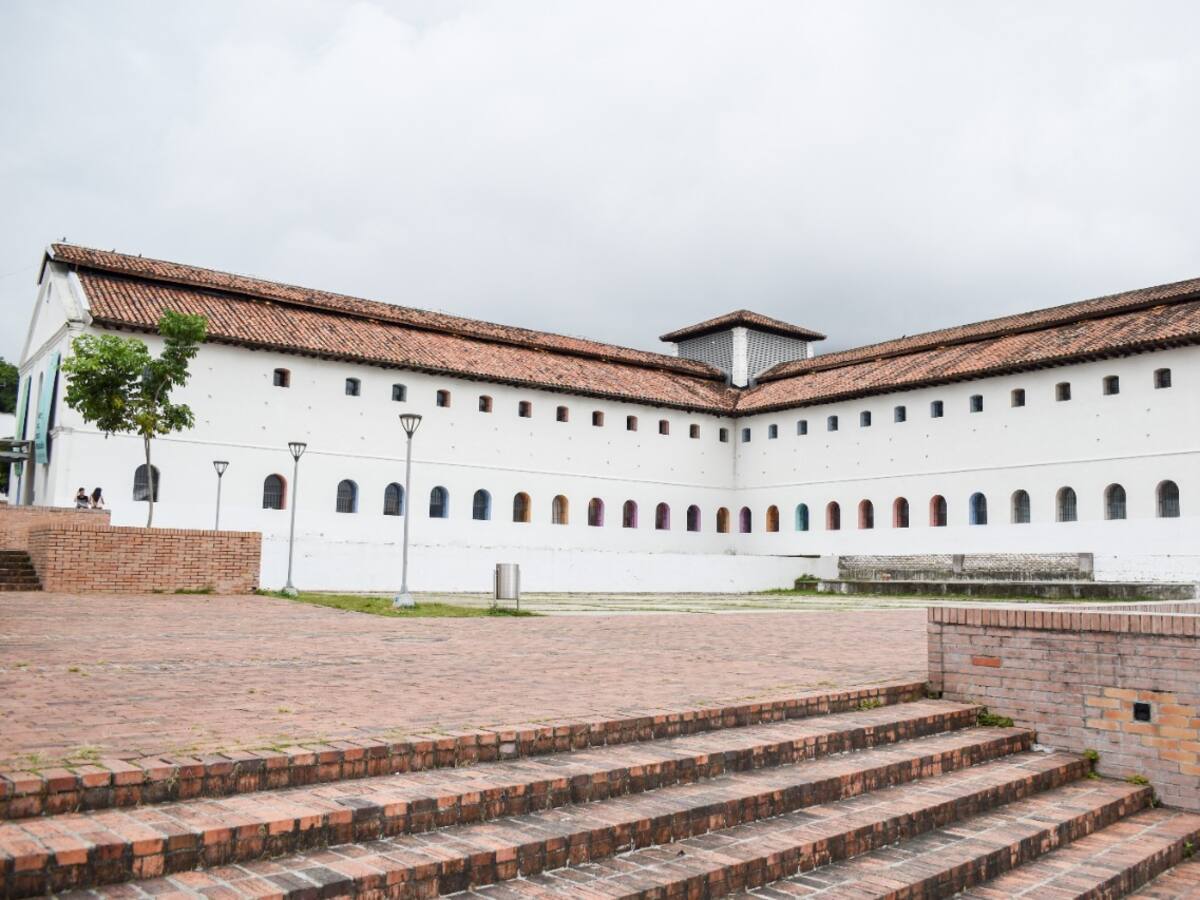 Buscan a una mujer que se llevó un tanque a escala de un museo de Ibagué