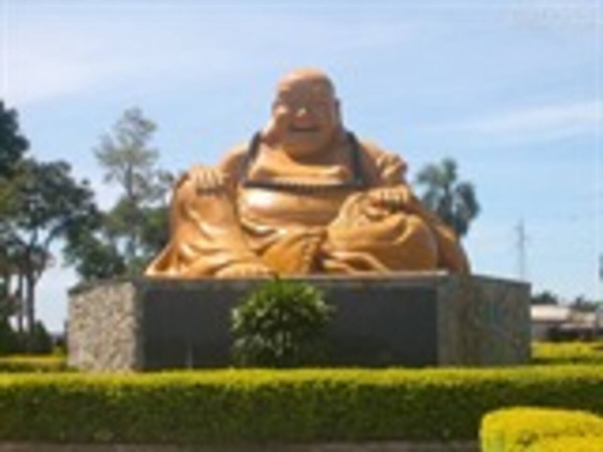 Un templo budista ofrece morir y renacer para blindarse contra la crisis económica