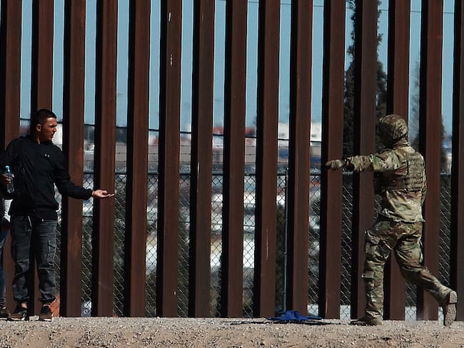 Integrantes de la Guardia Nacional de Estados Unidos impide el avance de migrantes que intentan cruzar la frontera con México. EFE/Luis Torres