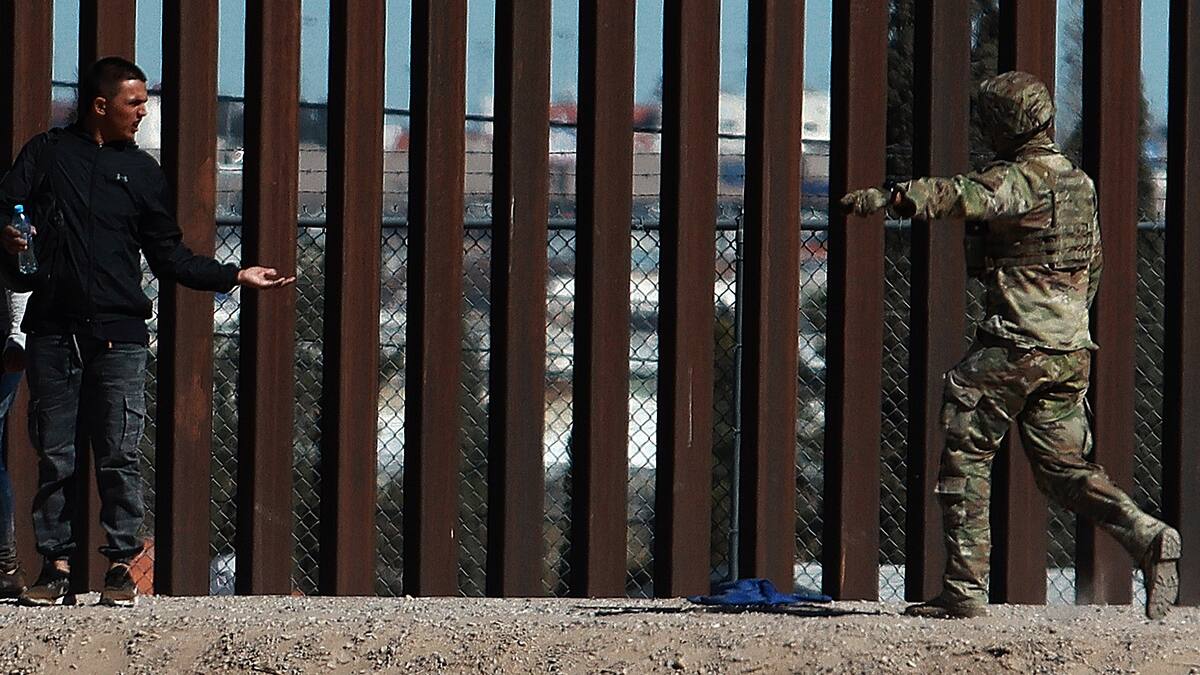 Cruces ilegales en EE.UU. caen a mínimo histórico mientras se autorizan deportaciones a más países