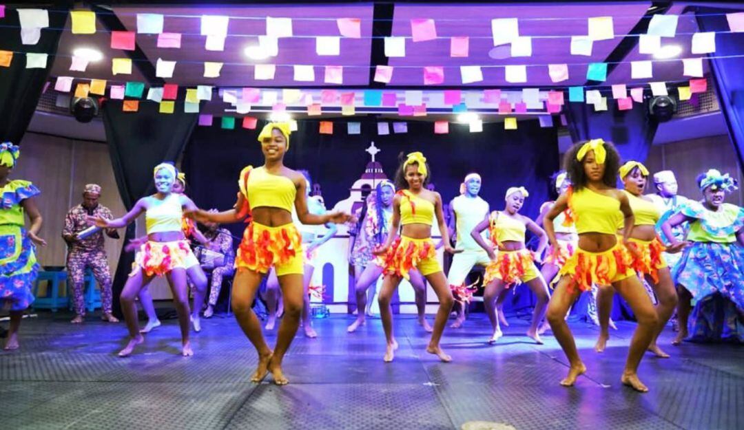 El conjunto está conformado por 35 jóvenes formados en el Centro Cultural 'Carlos Gamarra’ de Santa Rosa de Lima