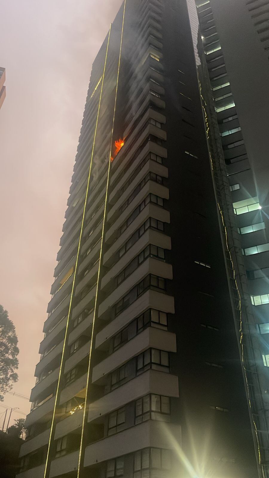Incendio en edificio de Medellín. Foto: Alcaldía de Medellín.