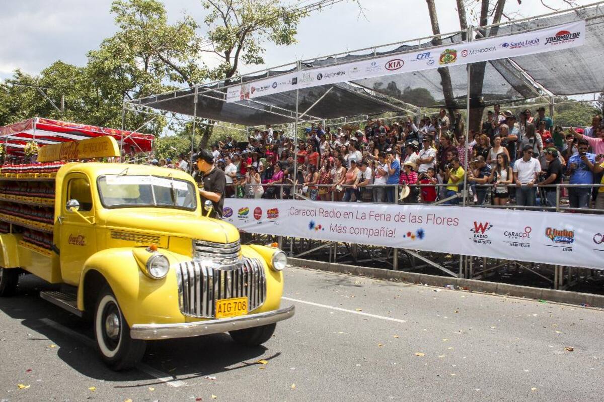 Desfile de autos clásicos y antiguos en la Feria de las Flores