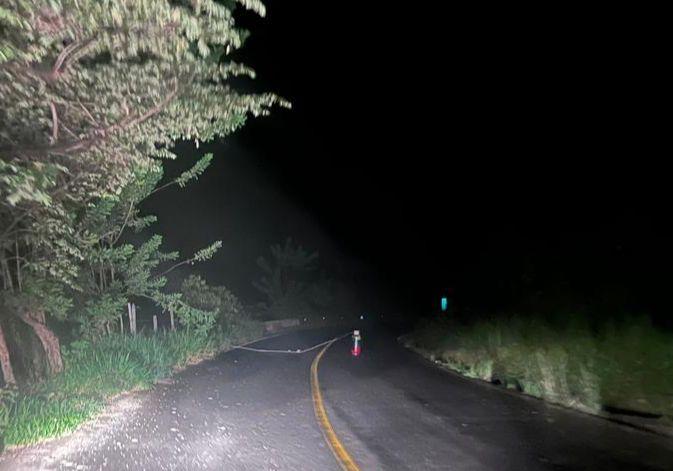 Cilindro con explosivos en vía San Andrés de Cuerquia - Valle de Toledo, Antioquia. Foto: Cortesía.