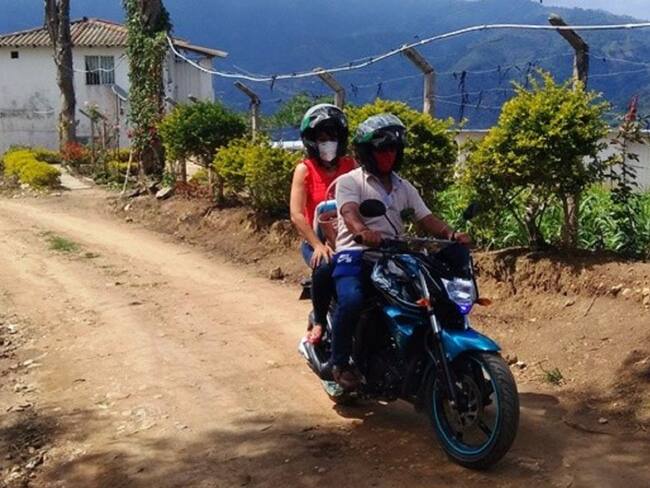 Rectora recorrió en motocicleta seis veredas buscando estudiantes